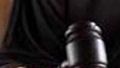 النيابة تأمر بضبط وإحضار موظف ألقى ماء مغليا على زميله بحلوان