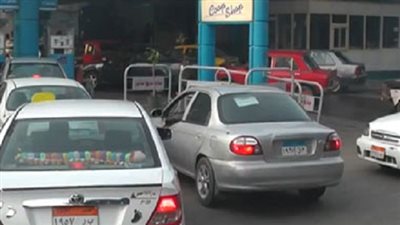 بالفيديو.. حشود أمام محطات الوقود وسط أنباء عن رفع الأسعار