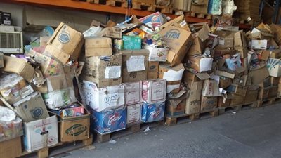 مصادرة 8 أطنان مواد غذائية و13 ألف علبة سجائر بالمنيا