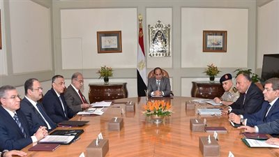 السيسي يعقد اجتماعاً مع رئيس الوزراء وعدد من المسئولين لمتابعة موضوعات مختلفة