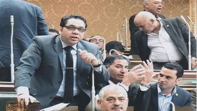 برلماني: يطالب الحكومة بالإفصاح عن خطتها التقشفية فى بيان عام