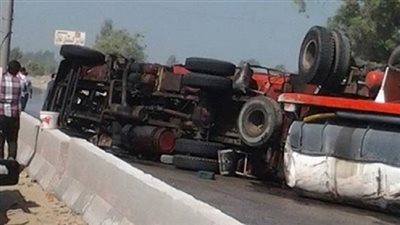 توقف الحركة المرورية بطريق الفيوم الصحراوي بسبب انقلاب سيارة