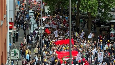 20 ألف شخصًا يتظاهرون ضد 