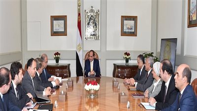 السيسي يجتمع برئيس مجلس الوزراء ومحافظ ومسئولي البنك المركزي