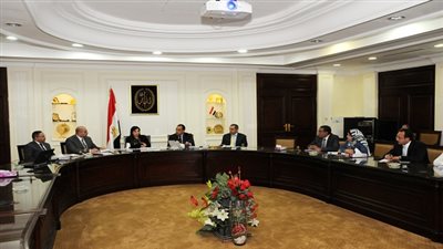 بالصور.. وزيري الإسكان والاستثمار يناقشان مسودة قانون الاستثمار