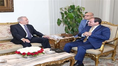 السيسي يستقبل المفوض الأوروبي لشئون الهجرة والمواطنة