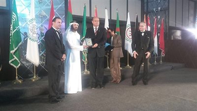 فور حصوله على الجائزة.. محافظ مطروح يهدي 