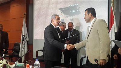 بالصور.. تسليم اخطارات تخصيص 175 قطع اراض صناعية بقويسنا