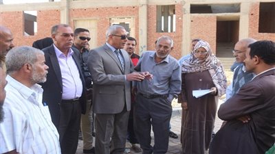 بالصور.. محافظ السويس يتابع إصلاح كسر خط الصرف الصحي بالعبور 