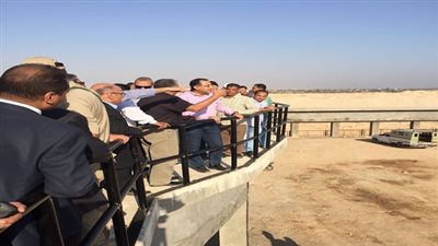 وزير الإسكان ومحافظ قنا يتفقدان توسعات محطة معالجة صرف صحى دشنا
