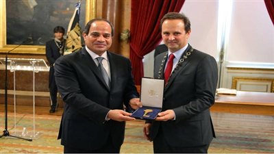 السيسي يزور مقر عمودية لشبونة ويتسلم مفتاح المدينة