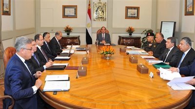 السيسي يجتمع برئيس مجلس الوزراء وعدد من كبار المسئولين لمناقشة موضوعات مختلفة
