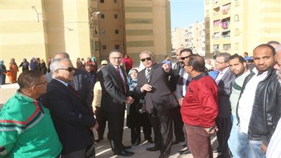 بالصور.. محافظ السويس ونائب وزير الاسكان يتفقدان مدينة العشوائيات 