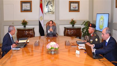 السيسي.. يجتمع بوزير التجارة والصناعة ورئيس الهيئة الهندسية للقوات المسلحة