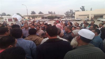 بالصور.. بكري يتمكن من انهاء ازمة اضراب مصنع السكر بكفرالشيخ