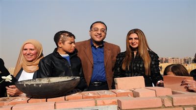 وزير الإسكان يشارك فى وضع حجر الأساس لمستشفى 
