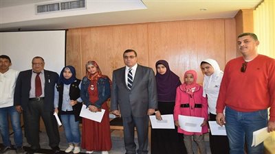 بالصور.. محافظ الفيوم يمنح الفائزين في مسابقة التوعية السياحية شهادات استثمار