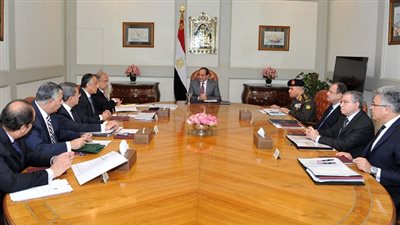 السيسي يعقد اجتماعاً مع رئيس مجلس الوزراء وعدد من كبار المسئولين