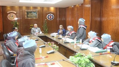 بالصور.. محافظ السويس  يلتقى باعضاء فريق 