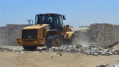 إزالة التعديات على 4 أفدنة بالفرافرة