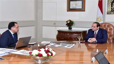 السيسي يجتمع بوزير الاسكان والمرافق والمجتمعات العمرانية 