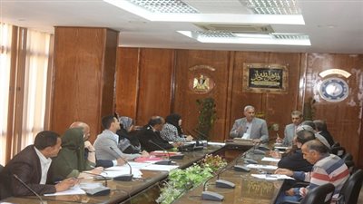 محافظ السويس يواصل العبث بعقول المواطنين خلال المتابعة الاسبوعية