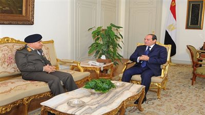 السيسي يستقبل القائد العام للقوات المسلحة وزير الدفاع والانتاج الحربي