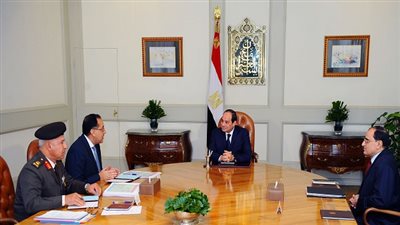 السيسي يجتمع بوزير الاسكان، ورئيس الهيئة الهندسية للقوات المسلحة 