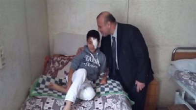 وكيل وزارة التربية والتعليم بالدقهلية يزور الطالب المصاب فى عينه بالمستشفي للاطمئنان على حالته