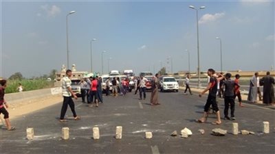 أهالي إيتاي البارود يقطعون طريق الإسكندرية الزراعي