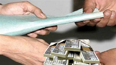 ضبط مأمور ضرائب أثناء تقاضيه رشوة 100 ألف جنيه