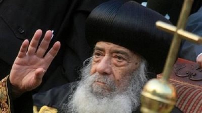 القمص رويس مرقص يؤدي صلاة الجنازة على روح الشهيدة ماجي مؤمن