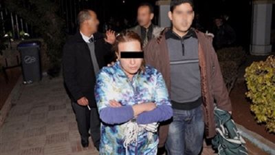 سيدة تمارس الرزيلة مع محصل الغاز ..فألقت نفسها من الثالث