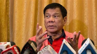 رئيس الفلبين يهدد بإلقاء المسئولين الفاسدين من طائرات هليكوبتر