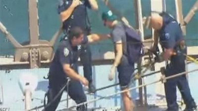 بالفيديو.. القبض على سعودي تسلّق جسر 