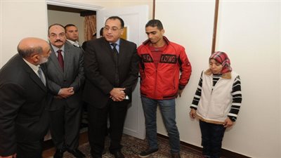 وزير الإسكان ومحافظ الإسكندرية يسلمان منى السيد 