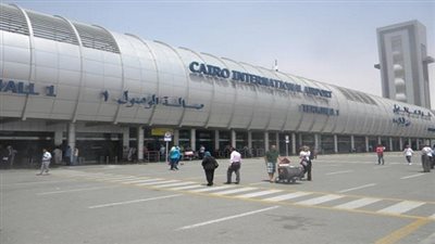 التحقيق مع راكب حاول تهريب مستلزمات جراحات مناظير بمطار الأقصر