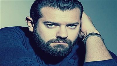 عمرو يوسف يغادر إلى دبى