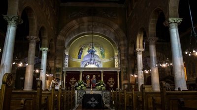 مئات الأقباط يحتفلون بليلة عيد الغطاس بالكنيسة البطرسية