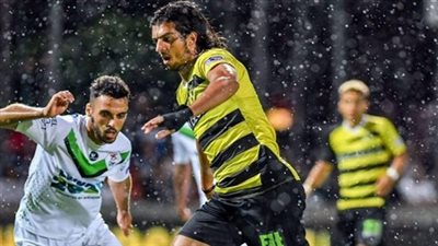 عمرو بركات يرتدي 