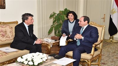 السيسي يتسلم رسالة من الرئيس الفرنسي 