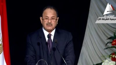 وزير الداخلية يهدي السيسي مجسم شعار الشرطة