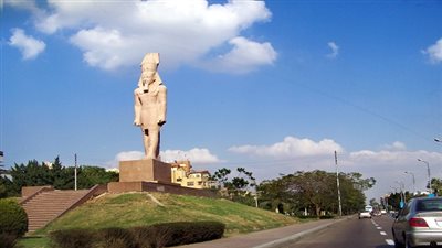 نصب نموذج تمثال رمسيس الثاني في ميدان مصر الجديد بالإكوادور