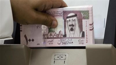 الريـال السعودي يكسر حاجز 5 جنيهات في تعاملات البنوك