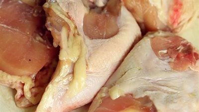 القبض على صاحب محل يبيع فيليه فراخ فاسد في دار السلام