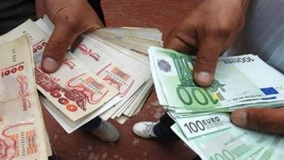 ضبط عامل أثناء اتجاره بالعملات الأجنبية في السوق السوداء بالهرم