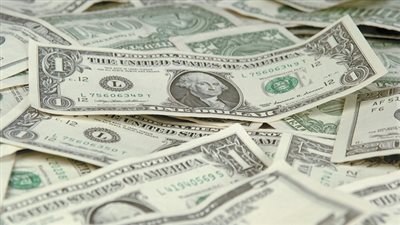 تباين أسعار الدولار في ٦ بنوك بمستهل تعاملات اليوم