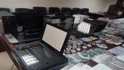 حجز صاحب مطبعة بتهمة تزوير أختام حكومية بالدقي