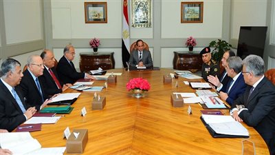 السيسي يجتمع مع رئيس مجلس الوزراء ومحافظ البنك المركزي 