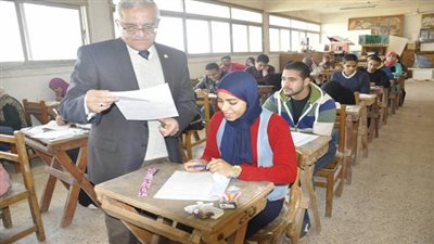 رئيس جامعة المنيا يتفقد سير امتحانات التعليم المفتوح